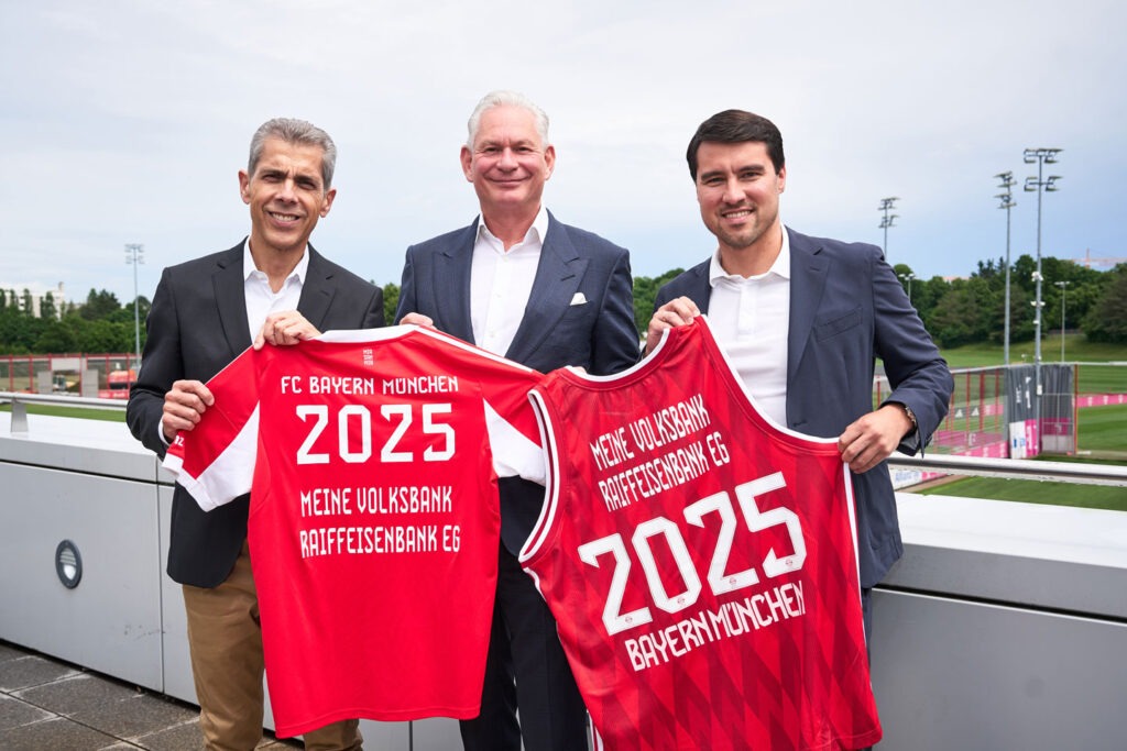 (von links) Michael Diederich, stellvertretender Vorstandsvorsitzender des FC Bayern
München AG, Wolfgang Altmüller, Vorstandsvorsitzender der meine Volksbank Raiffeisenbank eG,
und Adrian Sarmiento, kaufmännischer Geschäftsführer des FC Bayern Basketball GmbH, verkünden den Beginn der Partnerschaft.